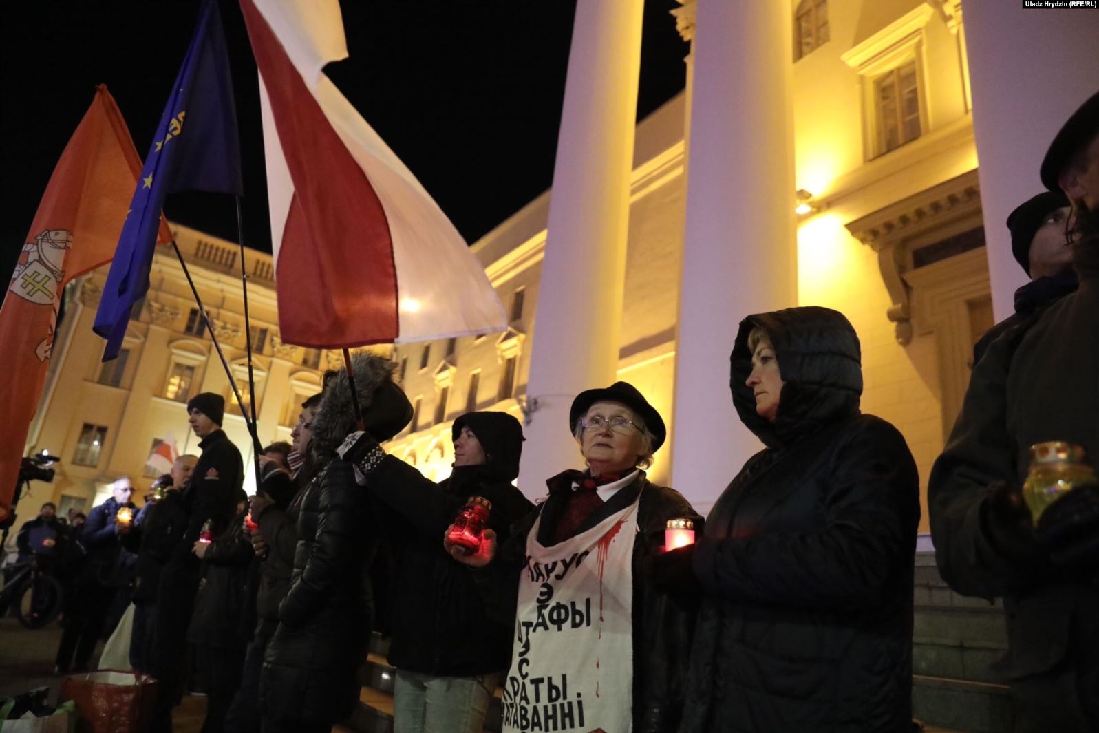 «Ланцуг памяці». Акцыя ўшанаваньня ахвяраў сталінскіх рэпрэсіяў ля будынку КДБ у Менску