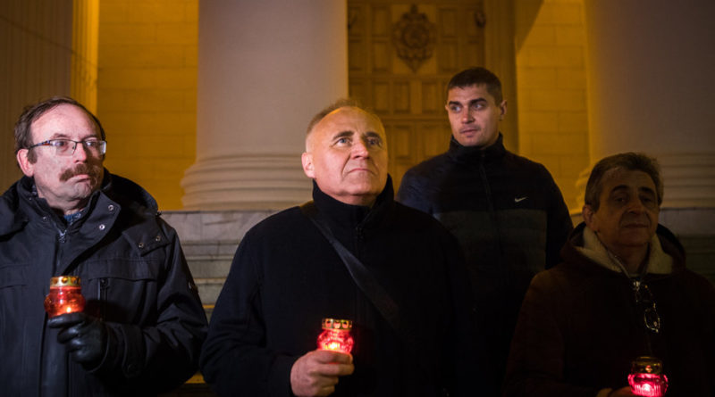 Николай Статкевич с соратниками устраивает Цепь памяти у здания КГБ